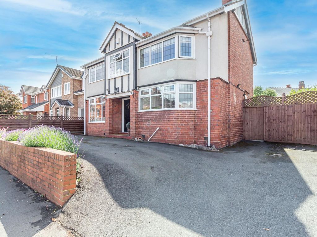 4 bed detached house for sale in Eggington Road, Wollaston DY8, £