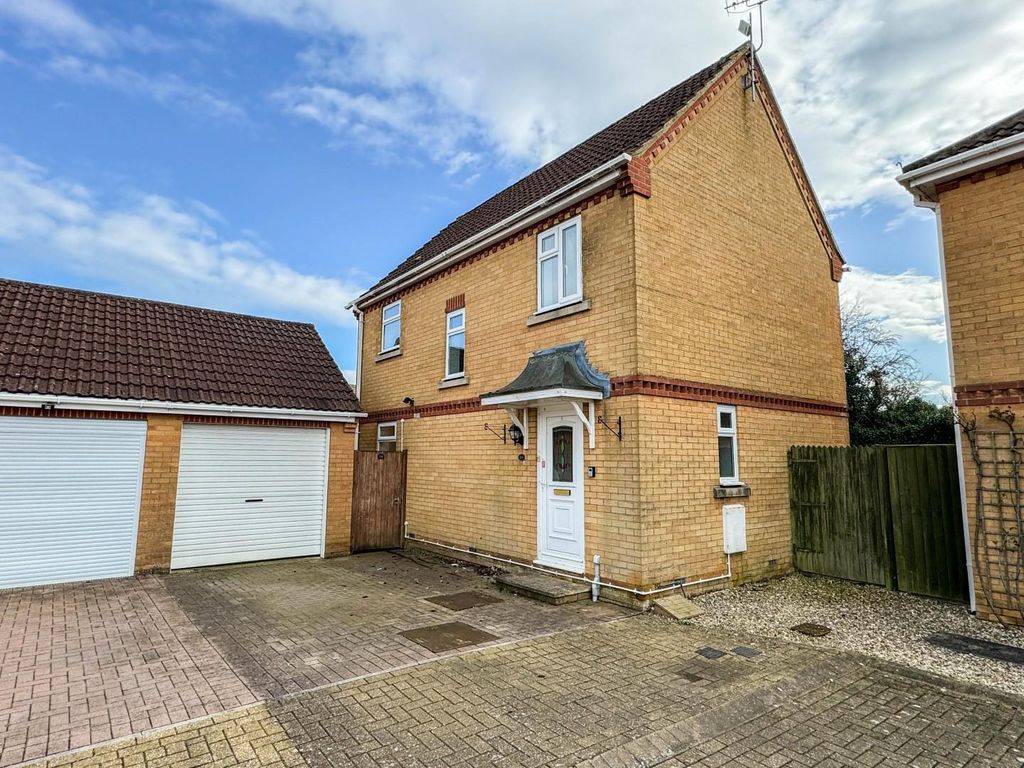 3 bed detached house for sale in Packington Close, Shaw, Swindon SN5, £