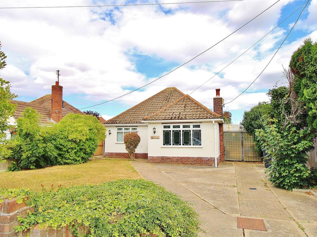 2 bed detached bungalow for sale in Frinton Road, Kirby Cross, Frinton