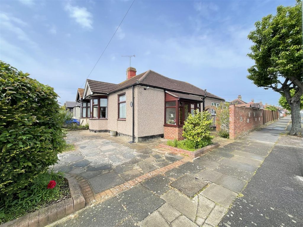 3 bed semidetached bungalow for sale in New North Road, Hainault, Ilford IG6 Zoopla