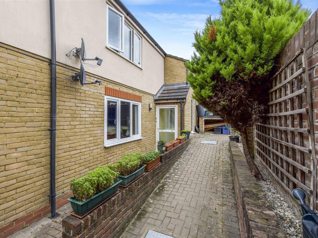 1 bed flat to rent in Jubilee Avenue, Whitton, Twickenham TW2, £1,150