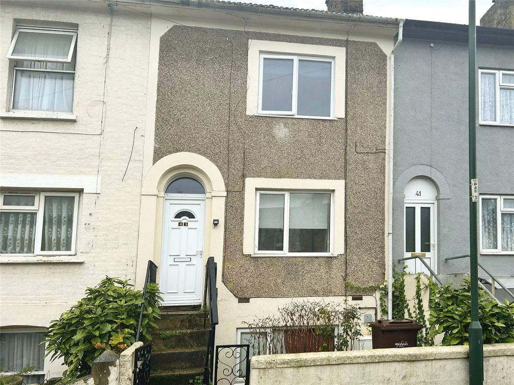 4 bed terraced house to rent in Paget Street, Gillingham, Kent ME7, £