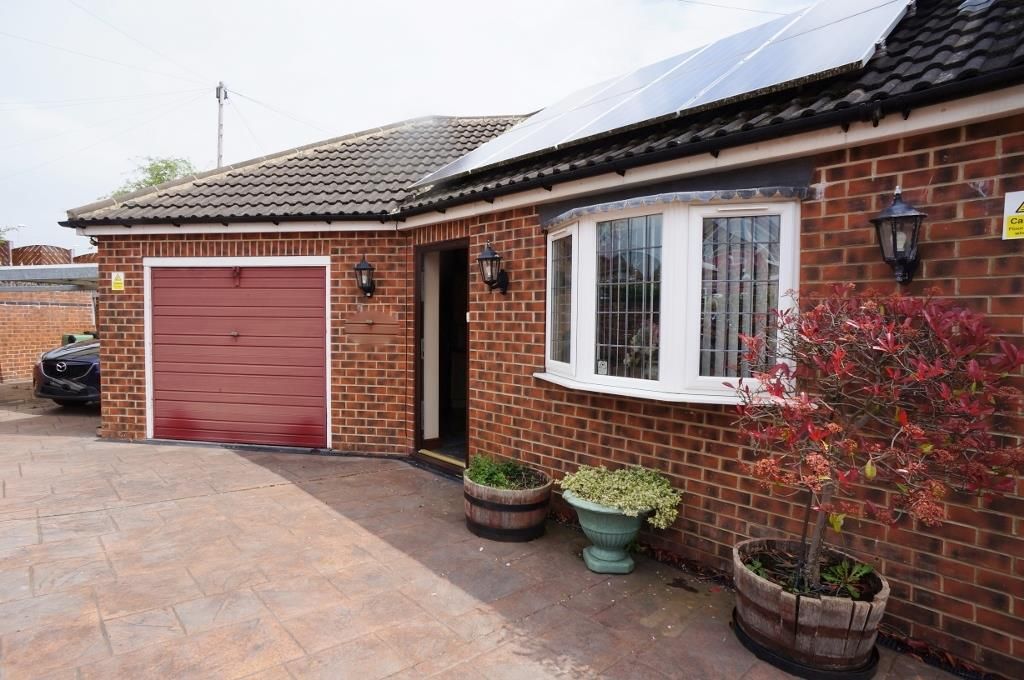 3 bed semidetached house for sale in The Drive, Swillington, Leeds