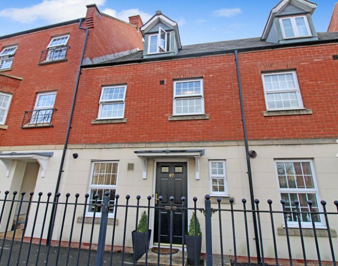 3 bed terraced house for sale in Queen Elizabeth Drive, Swindon SN25