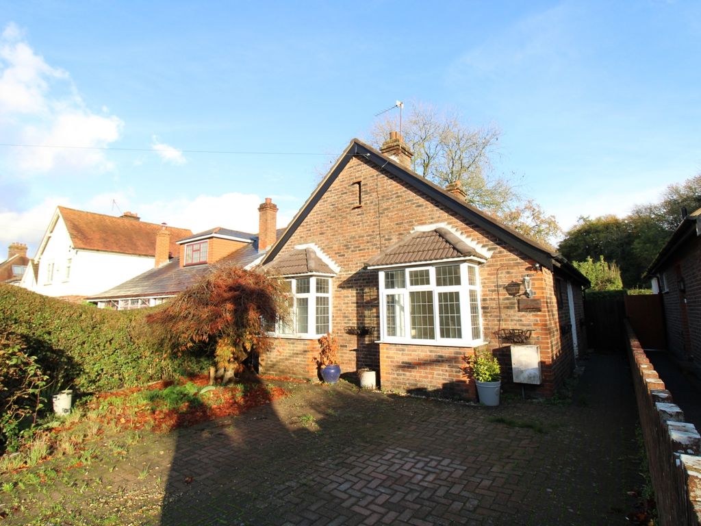 2 bed detached bungalow to rent in Lower Kingswood, Tadworth, Surrey