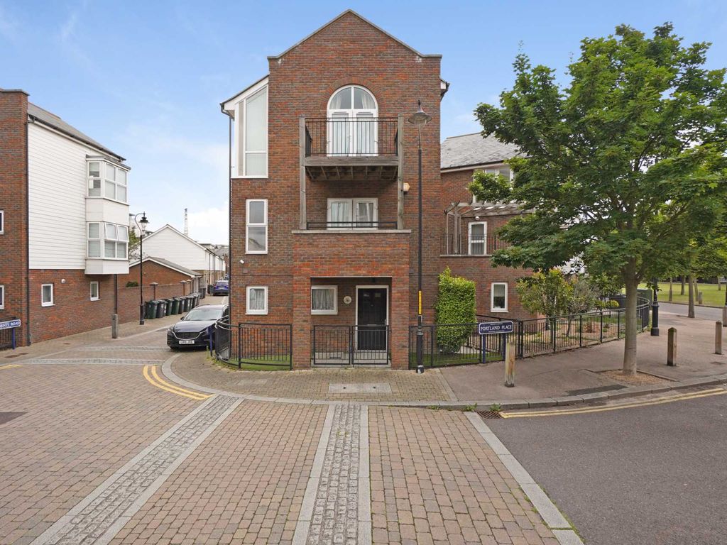 3 bed detached house to rent in Portland Place, Greenhithe DA9, £2,200