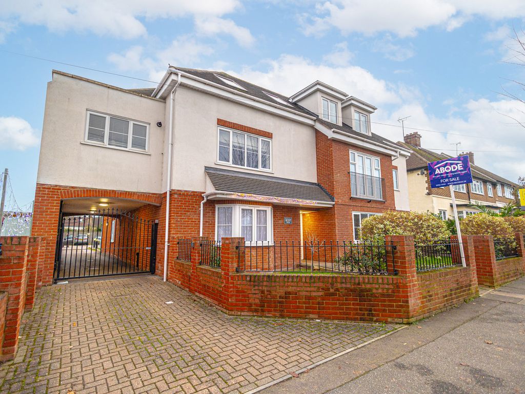 2 bed flat for sale in Carlton Avenue, WestcliffOnSea SS0, £260,000