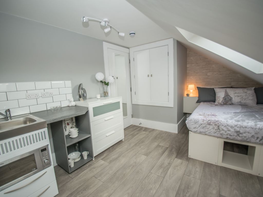 Studio to rent in Harcourt Street, Luton LU1, £700 pcm Zoopla