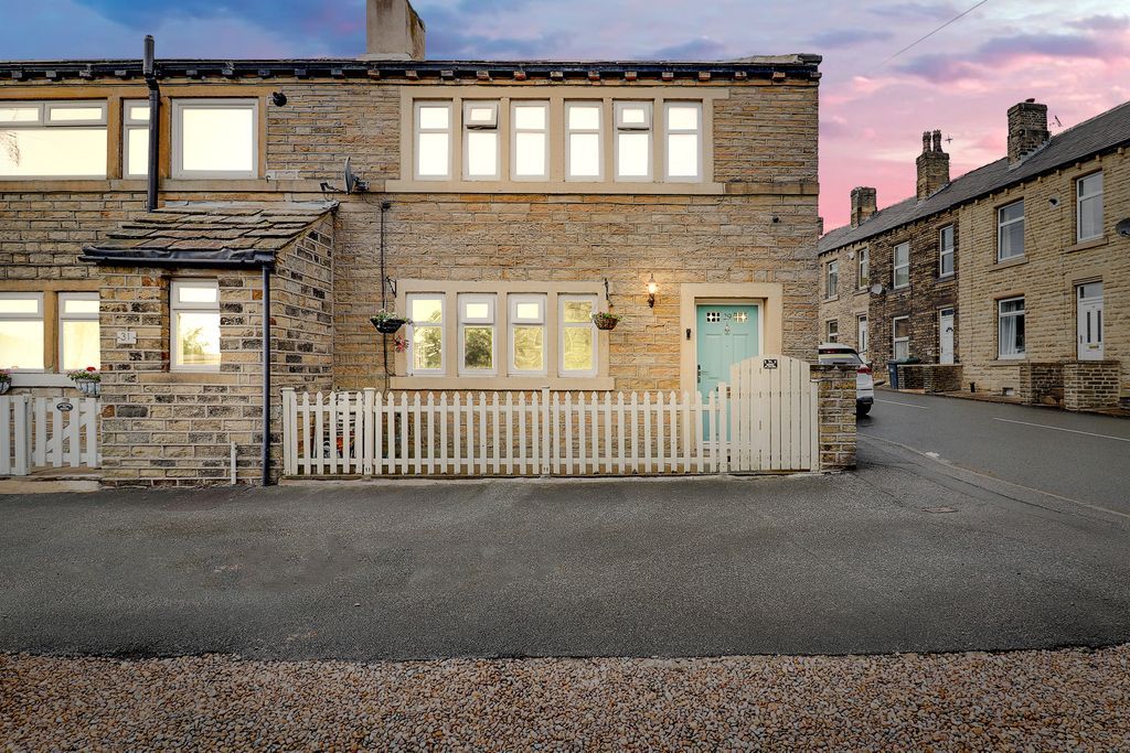 2 bed end terrace house for sale in Leymoor Road, Longwood