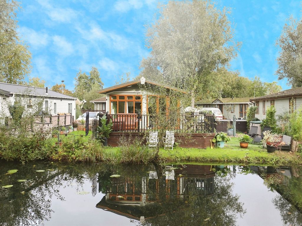 2 bed mobile/park home for sale in Crow Lane, Little Billing, Northampton NN3, £70,000 Zoopla