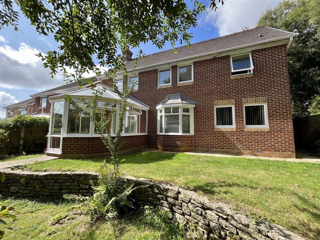 4 bed detached house to rent in Twin Oaks Close, Broadstone, Poole BH18, £1,800 pcm Zoopla