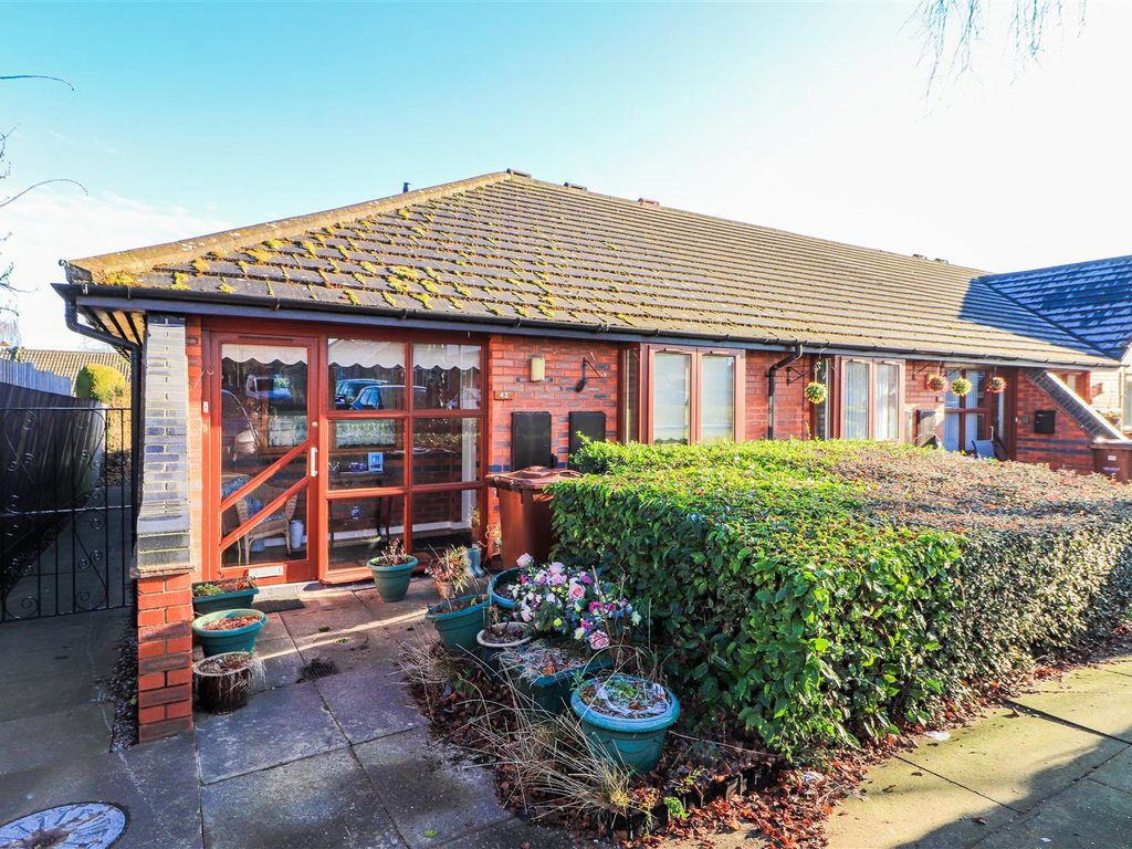 2 bed semidetached bungalow for sale in Greenfield Avenue, Ossett WF5