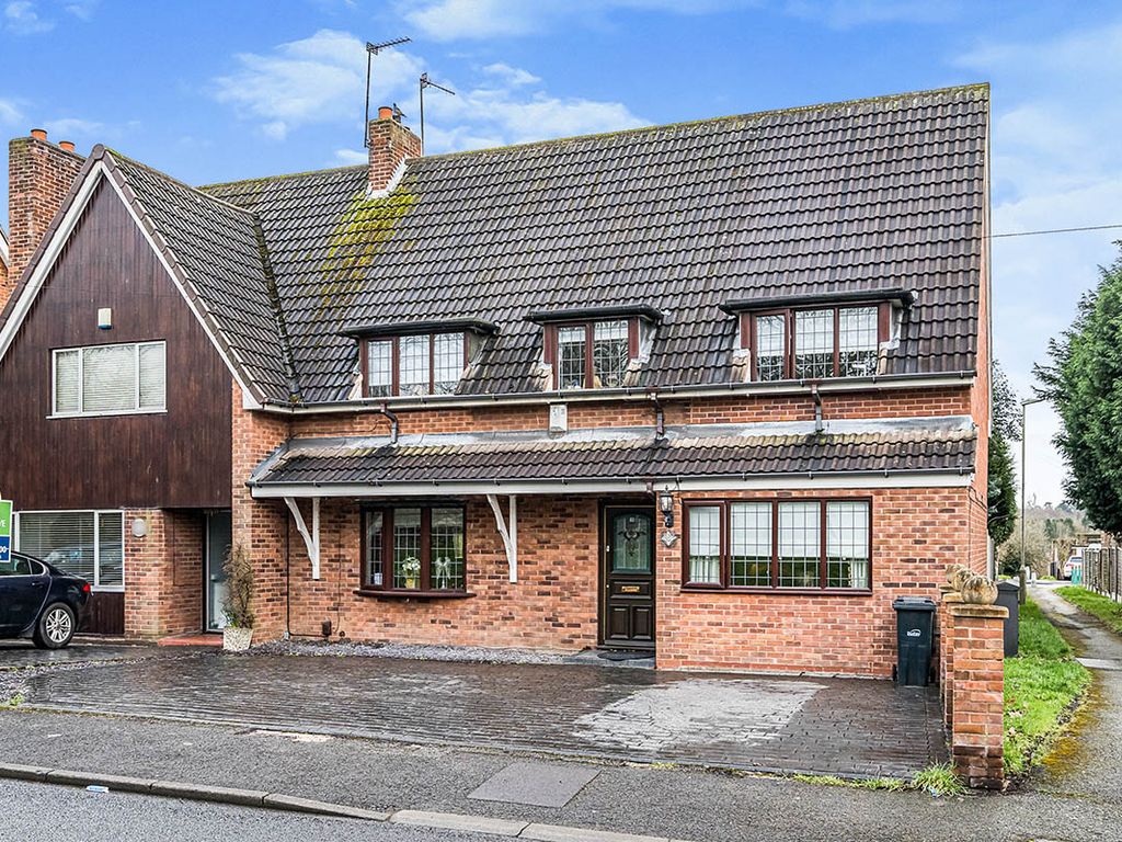 4 bed semidetached house to rent in Merryfield Road, Dudley, West