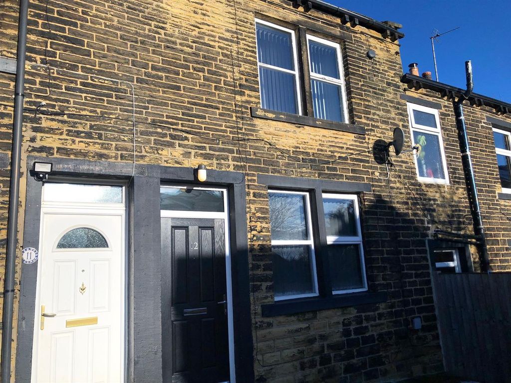2 bed town house to rent in Sharp Row, Pudsey LS28, £850 pcm Zoopla