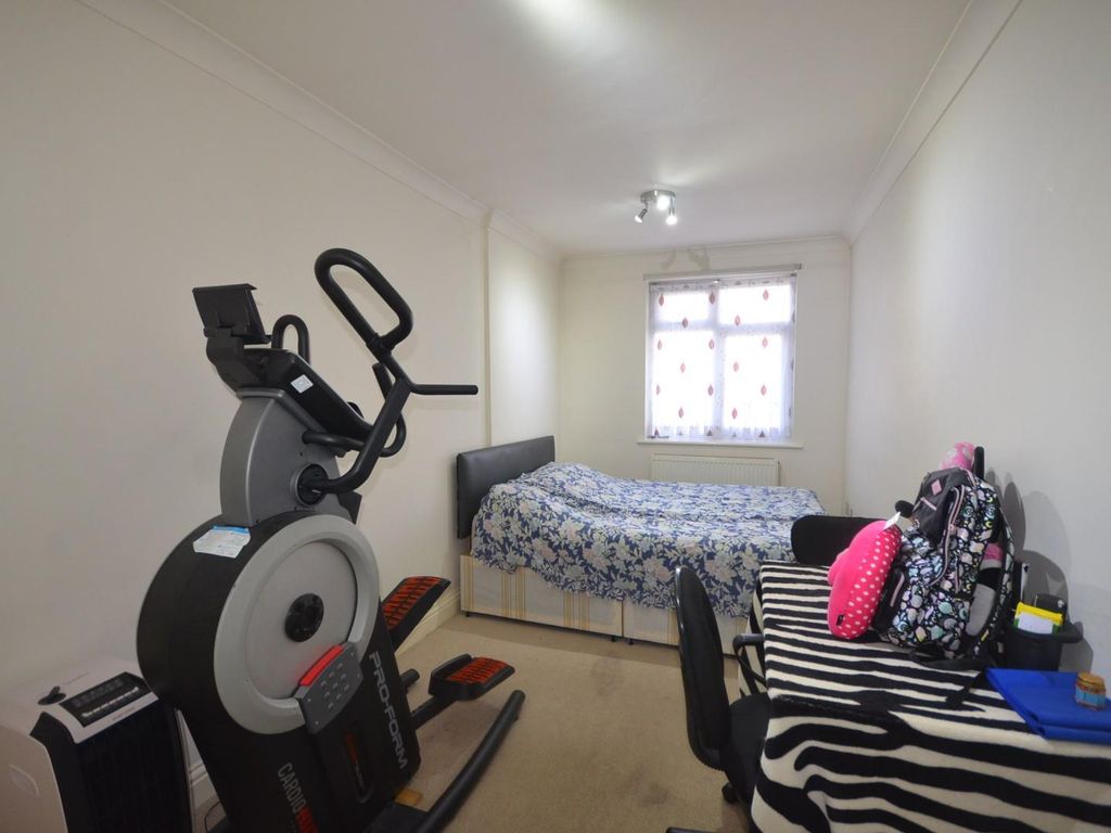 Room to rent in Sandringham Gardens, London, N N12 Zoopla