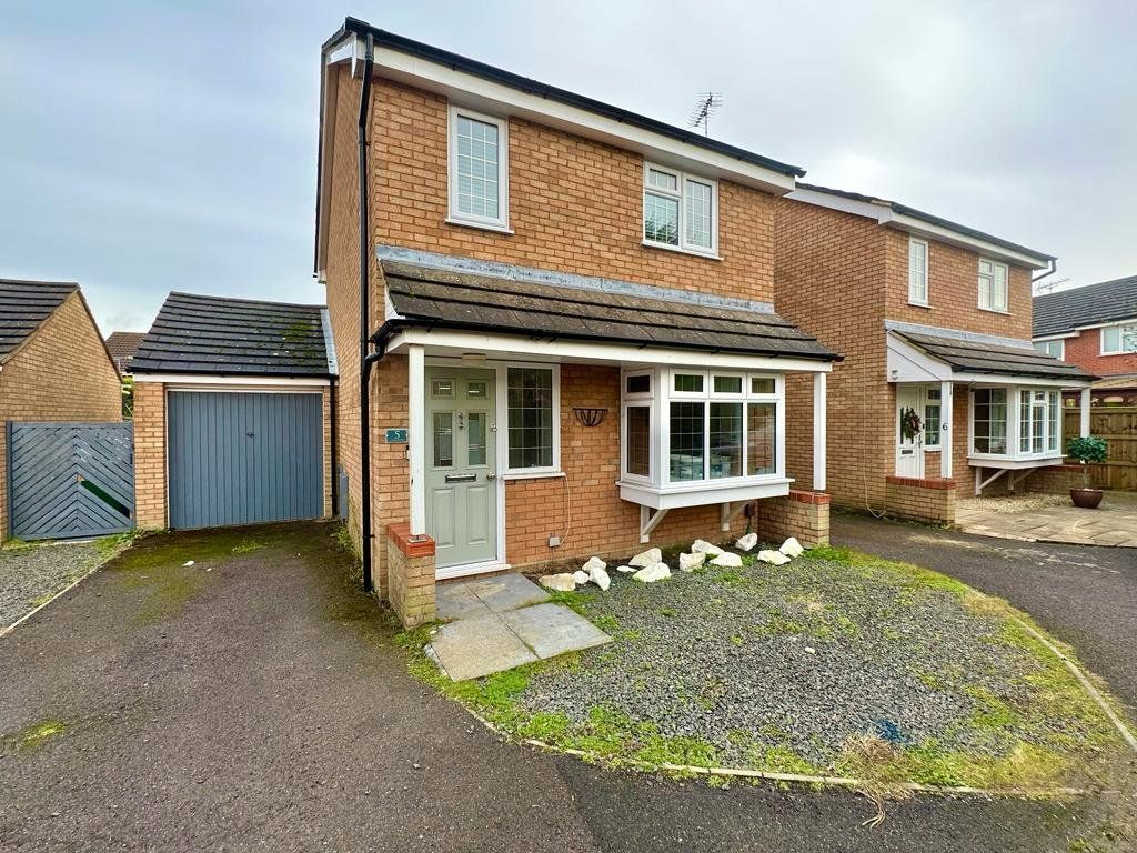 3 bed linkdetached house to rent in Caernarvon, Frimley, Camberley