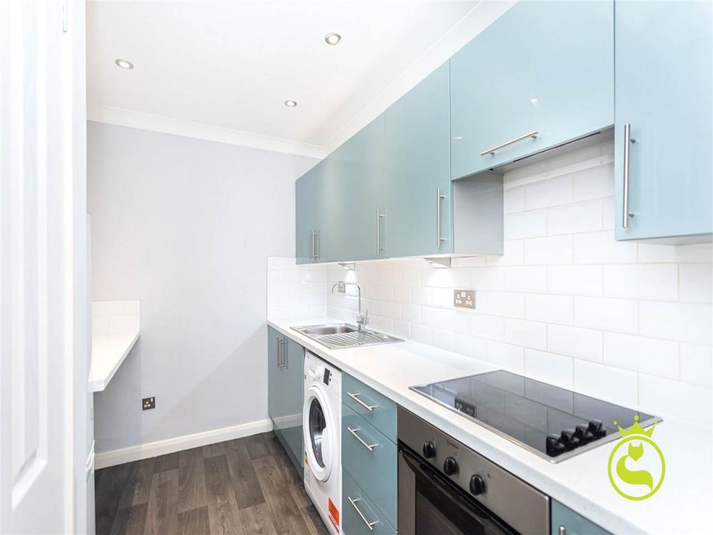 1 bed flat to rent in Sandringham Road, Parkstone, Poole BH14, £700 pcm
