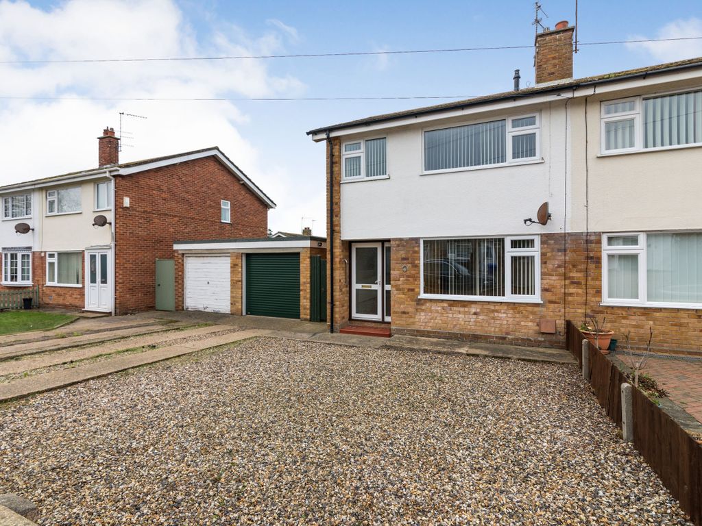 3 bed semidetached house to rent in Sunningdale Avenue, Lowestoft NR33