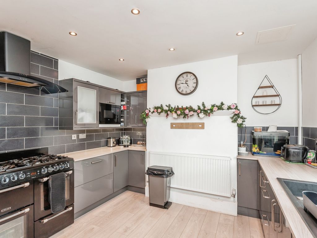 4 bed end terrace house for sale in Huddersfield Road, Bradford BD12