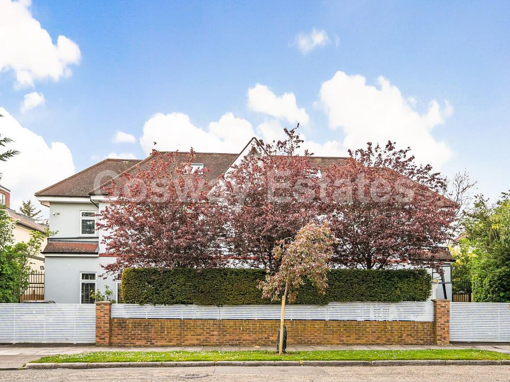 8 bed detached house for sale in Parkside, Mill Hill, London NW7, £