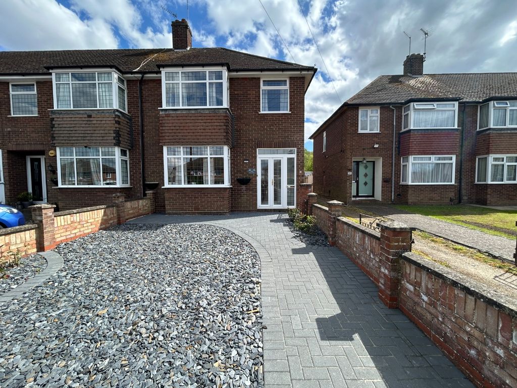 3 bed end terrace house for sale in Jeans Way, Dunstable LU5, £350,000