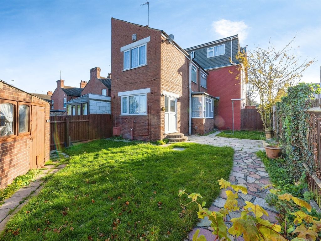 2 bed end terrace house for sale in The Avenue, Luton LU4, £250,000