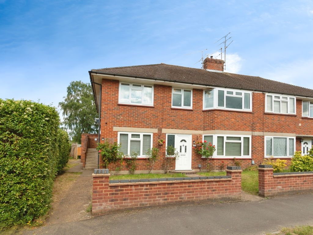 2 bed for sale in Stubbs Moor Road, Farnborough GU14, £