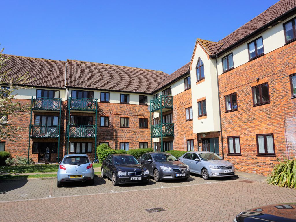 1 bed flat to rent in Upton Court Road, Slough SL3, £1,100 pcm Zoopla
