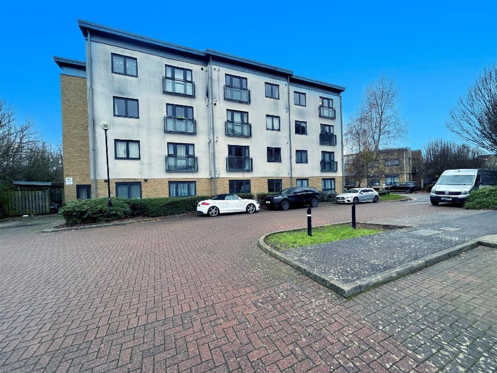 1 bed flat to rent in Stephenson Court, Crane Mead, Ware SG12, £832 pcm
