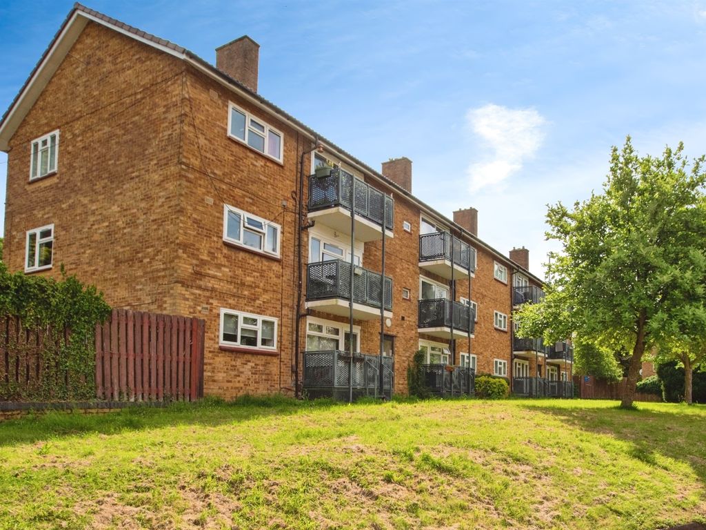 1 bed flat for sale in Briery Way, Hemel Hempstead Industrial Estate