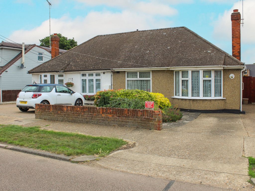2 bed semidetached bungalow for sale in Victoria Avenue, Wickford SS12