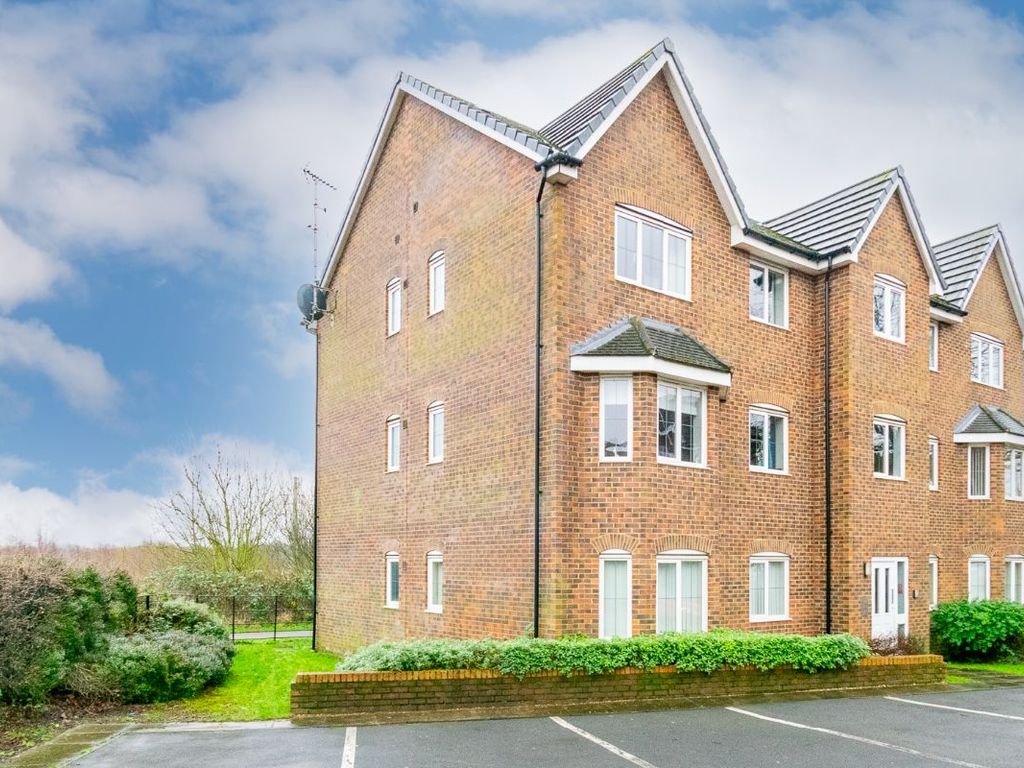 2 bed flat for sale in Woodland Drive, Middleton, Leeds LS10, £125,000