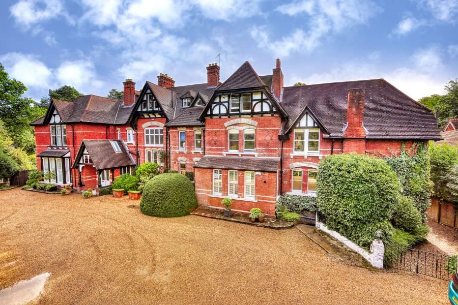 3 bed flat for sale in Callow Hill, Virginia Water GU25 Zoopla