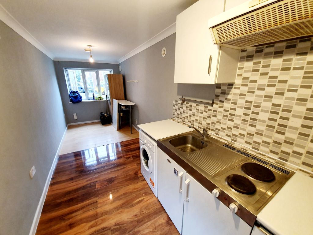 Studio to rent in Wraysbury Close, Hounslow TW4 Zoopla