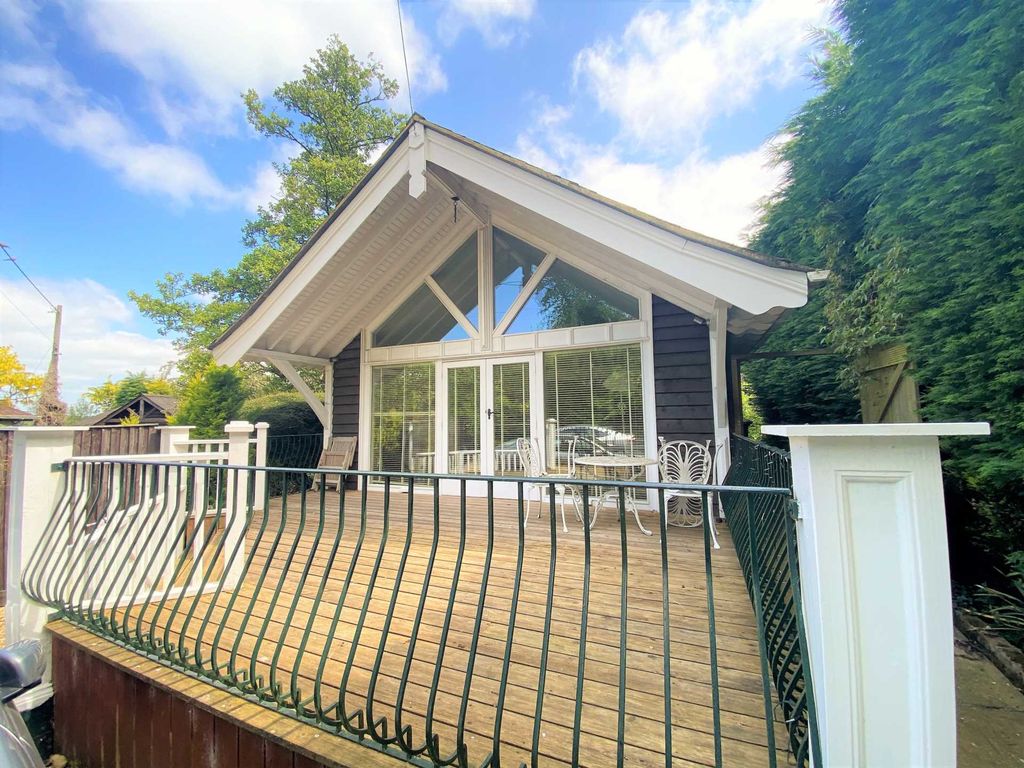 2 bed detached house to rent in Red Lion Drive, Stokenchurch HP14, £