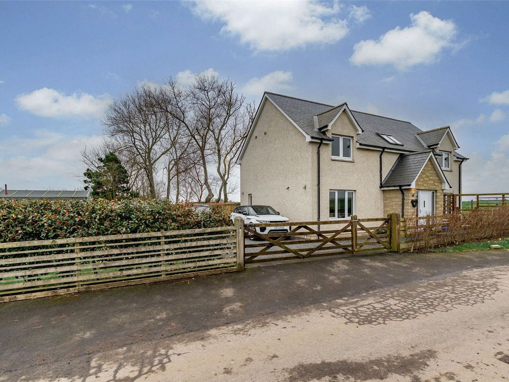 3 bed detached house for sale in Swallowdene, Horndean, BerwickUpon