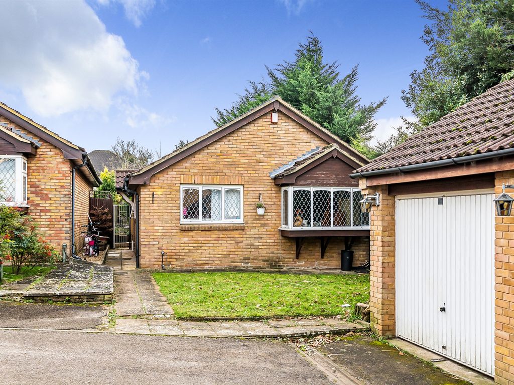 2 bed detached bungalow for sale in Millers Green Close, Enfield EN2, £