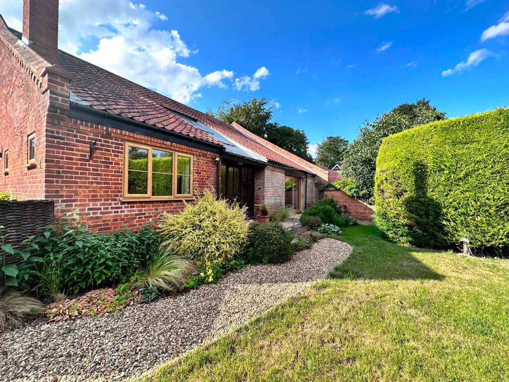4 bed barn conversion to rent in Hill Farm Close, Newmarket Road
