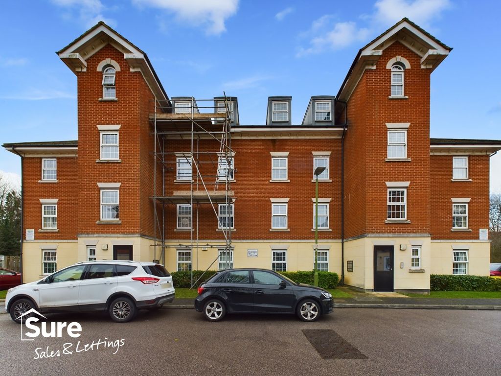 2 bed flat to rent in Riverside, Bittern Close, Hemel Hempstead