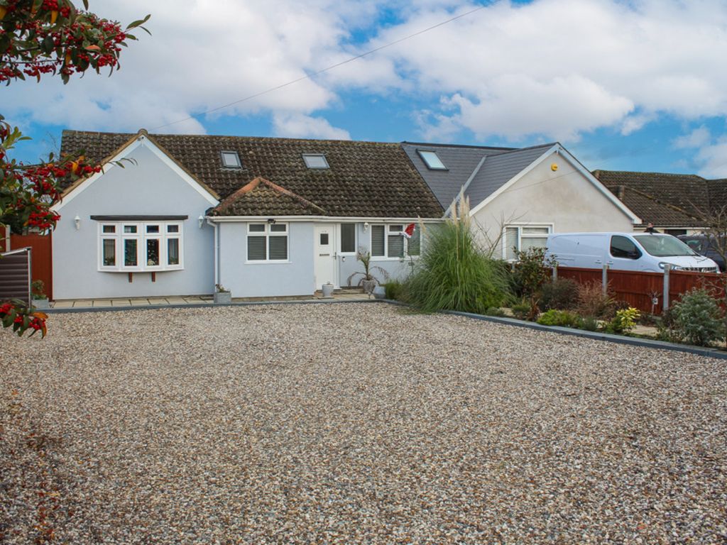 3 bed semidetached bungalow for sale in Oakhurst Drive, Wickford SS12