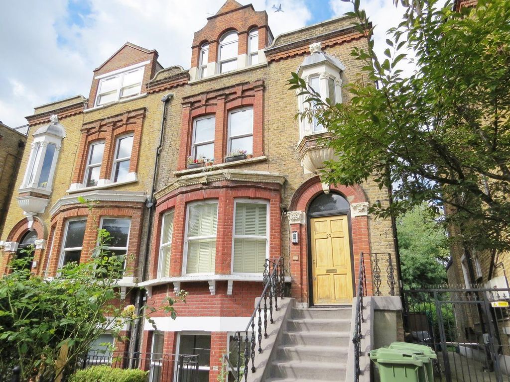 2 bed flat to rent in The Gardens, East Dulwich, London SE22, £1,875