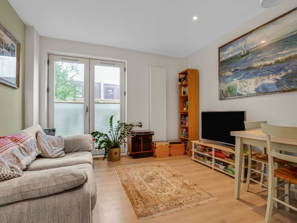 1 bed flat for sale in Apple Tree Road, London N17, £335,000 Zoopla