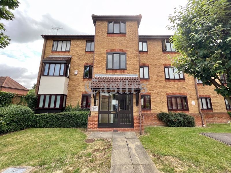 2 bed flat for sale in Ashtree Court, Waltham Abbey, Essex EN9, £