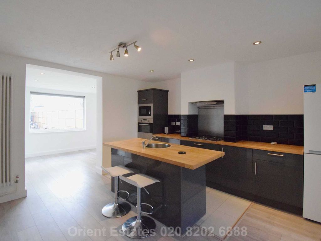 4 bed terraced house to rent in Blundell Road, Burnt Oak HA8, £2,300