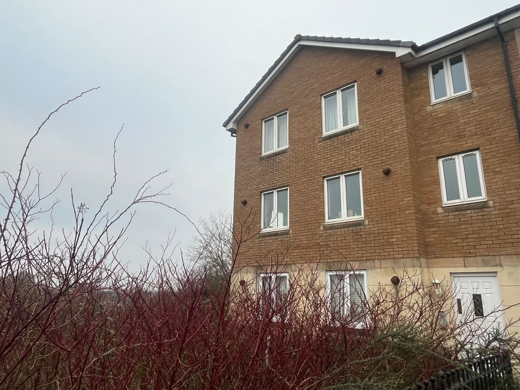 2 bed flat for sale in Padstow Road, Swindon SN2, £125,000 Zoopla