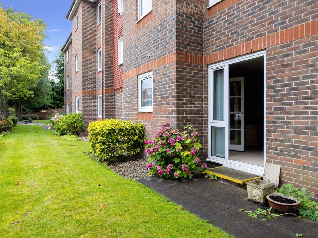 2 bed flat for sale in The Meads, Windsor SL4, £249,950 Zoopla