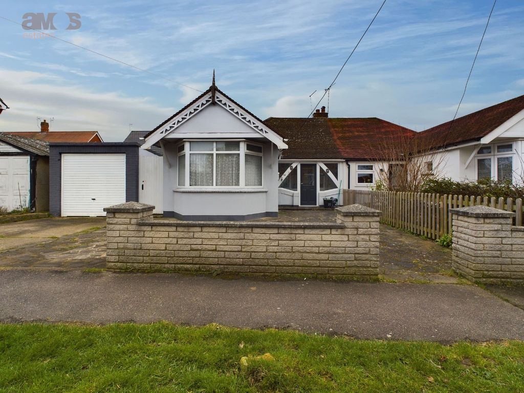 2 bed semidetached bungalow for sale in Bilton Road, Hadleigh, Essex
