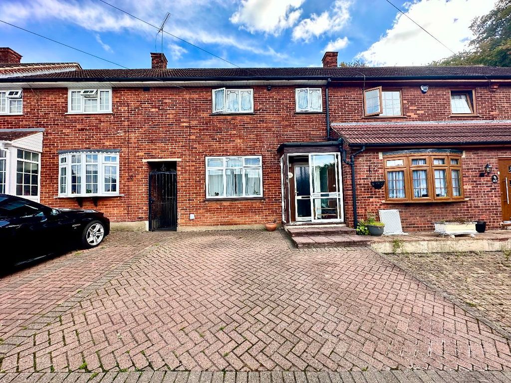 3 bed terraced house for sale in Dagnam Park Drive, Romford RM3, £
