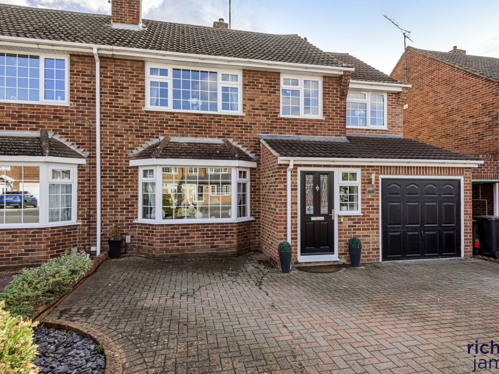 4 bed semidetached house for sale in Grange Drive, Stratton, Swindon