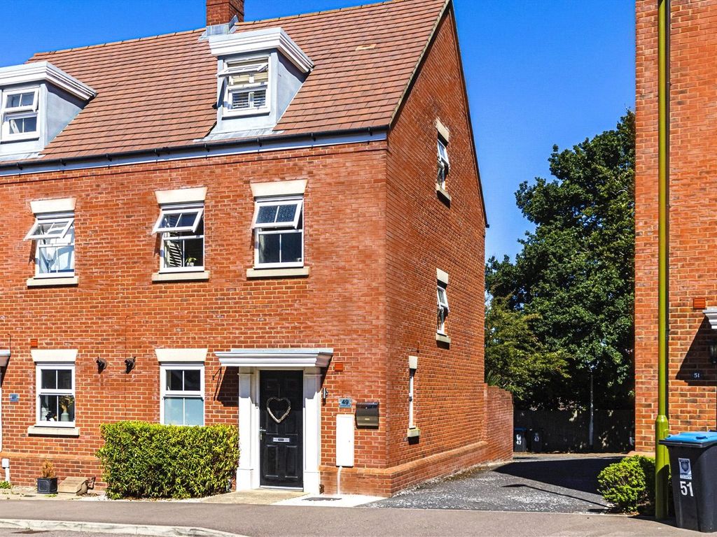 3 bed end terrace house for sale in Shearwater Road, Hemel Hempstead